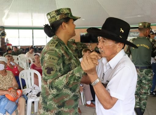 Adultos mayores visitaron el Cantón Militar Manare del Ejército Nacional