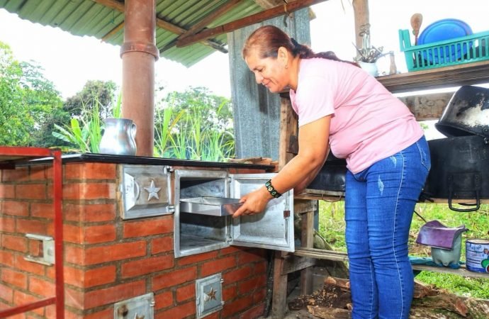 Con más de 2.000 estufas ecoeficientes, Cormacarena benefició a familias campesinas del Meta