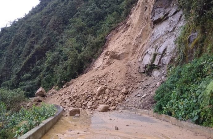 DE DERRUMBE EN DERRUMBE, Crónica de Gardeazábal